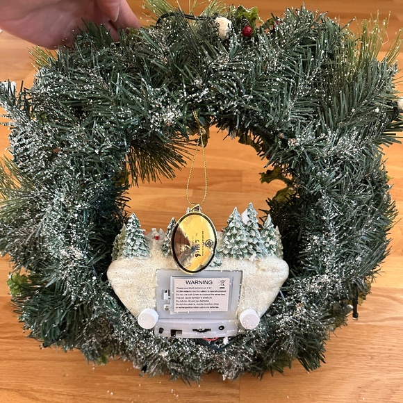 Victorian Themed Christmas Lights and Musical Artificial Wreath - Picture 11 of 16